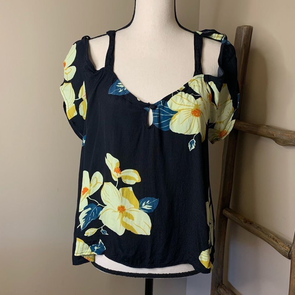 𝅺b.p. Off the shoulder Hawaiian flower print  top